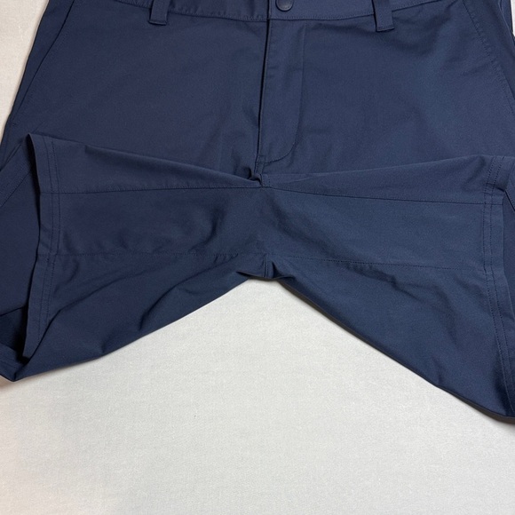Rhone Men's 9 Inch Commuter Shorts in Navy Size 34
Excellent Condition - Picture 8 of 9